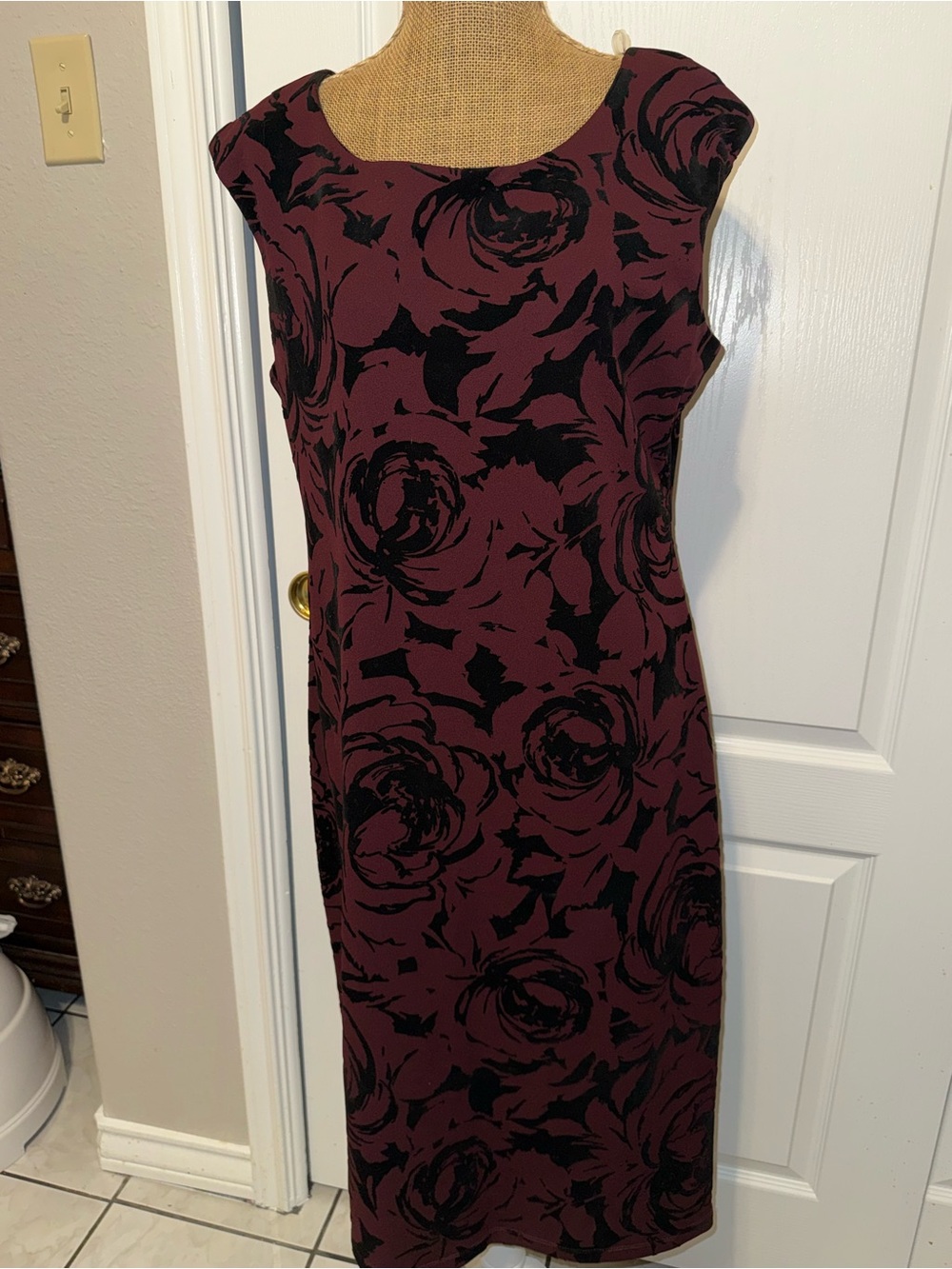 Classic Cap-Sleeve Floral Sheath Dress - Burgundy